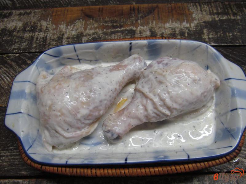 Фото приготовление рецепта: Куриные ножки в соусе из сметаны с лимоном шаг №3