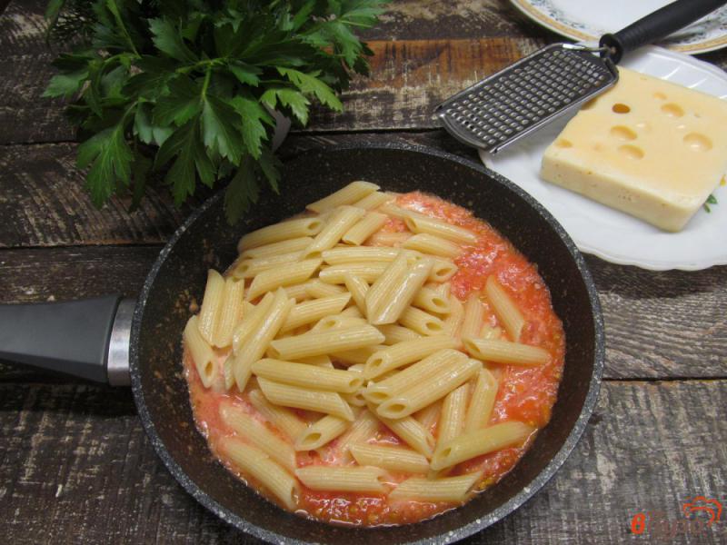 Фото приготовление рецепта: Макароны в томатах с сыром шаг №3
