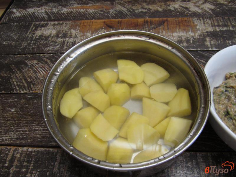 Фото приготовление рецепта: Куриные фрикадельки с картофелем и овощным салатом шаг №4