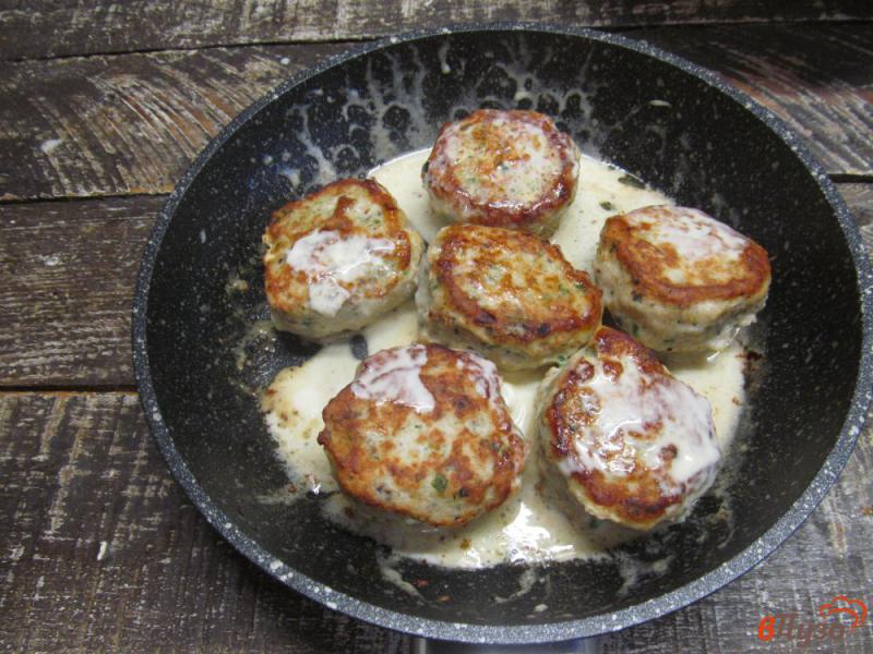 Фото приготовление рецепта: Куриные фрикадельки с картофелем и овощным салатом шаг №6