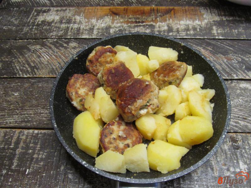 Фото приготовление рецепта: Куриные фрикадельки с картофелем и овощным салатом шаг №7