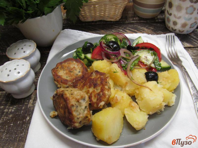 Фото приготовление рецепта: Куриные фрикадельки с картофелем и овощным салатом шаг №10