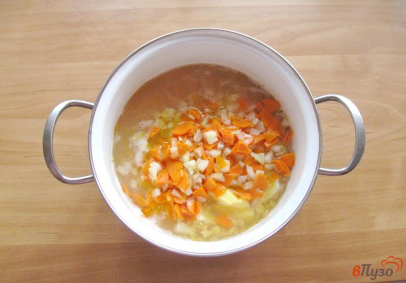 Фото приготовление рецепта: Гороховый суп с сосисками шаг №3