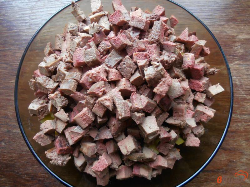 Фото приготовление рецепта: Салат из печени с горошком шаг №6