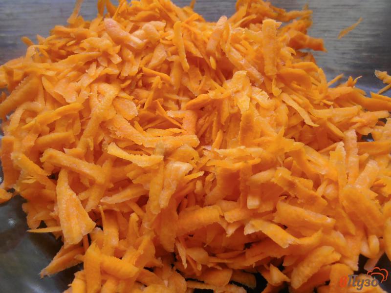 Фото приготовление рецепта: Салат из редиски моркови и помидор шаг №1