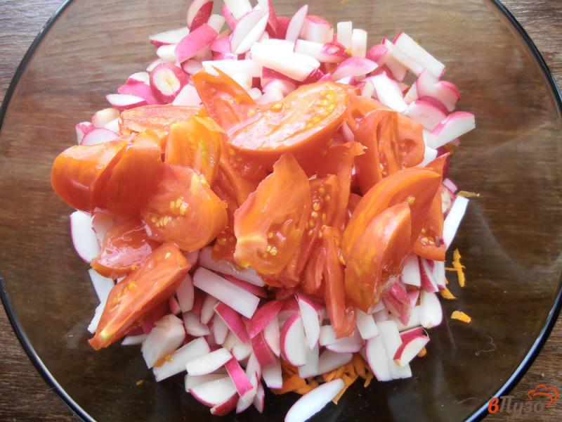Фото приготовление рецепта: Салат из редиски моркови и помидор шаг №3
