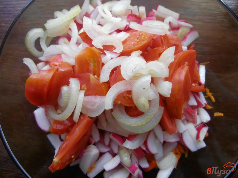 Фото приготовление рецепта: Салат из редиски моркови и помидор шаг №4