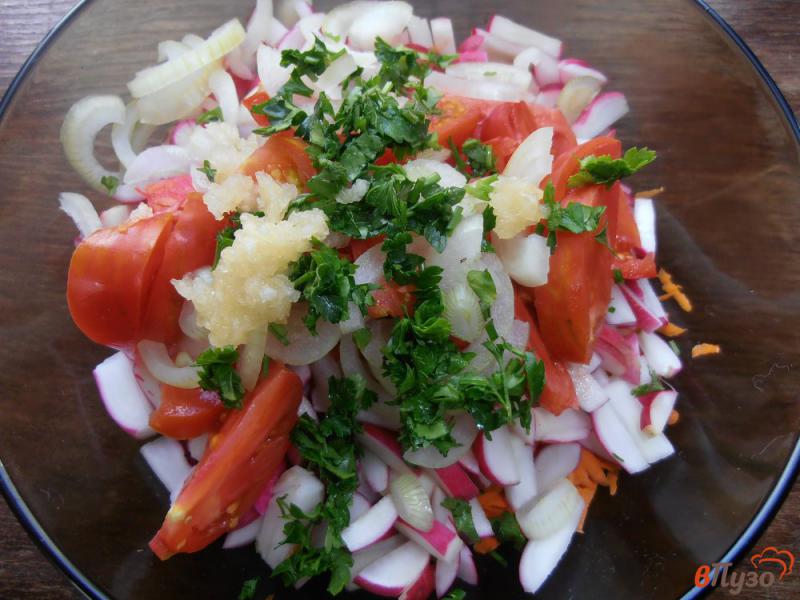 Фото приготовление рецепта: Салат из редиски моркови и помидор шаг №5
