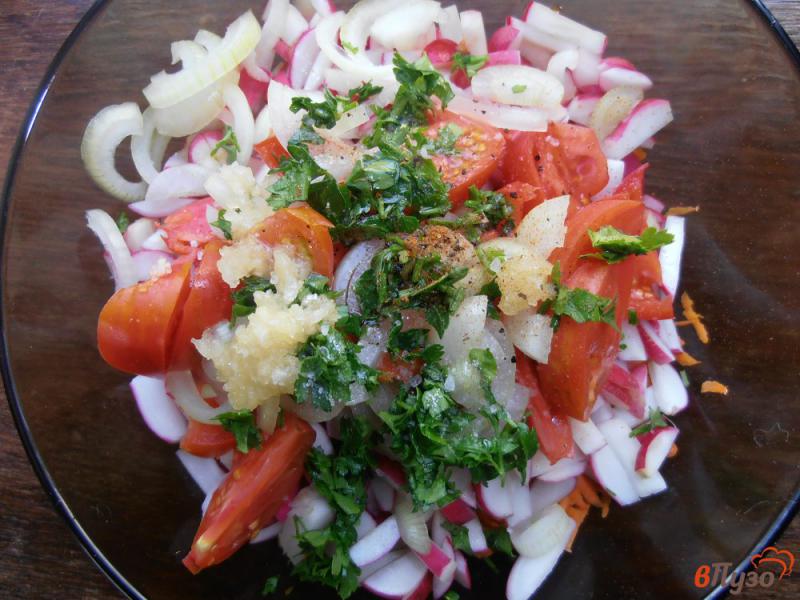 Фото приготовление рецепта: Салат из редиски моркови и помидор шаг №6