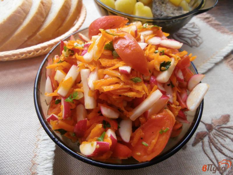 Фото приготовление рецепта: Салат из редиски моркови и помидор шаг №7