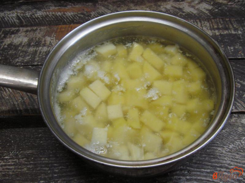 Фото приготовление рецепта: Овощная запеканка под сыром в сковороде шаг №3