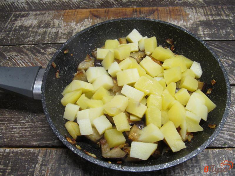 Фото приготовление рецепта: Овощная запеканка под сыром в сковороде шаг №5