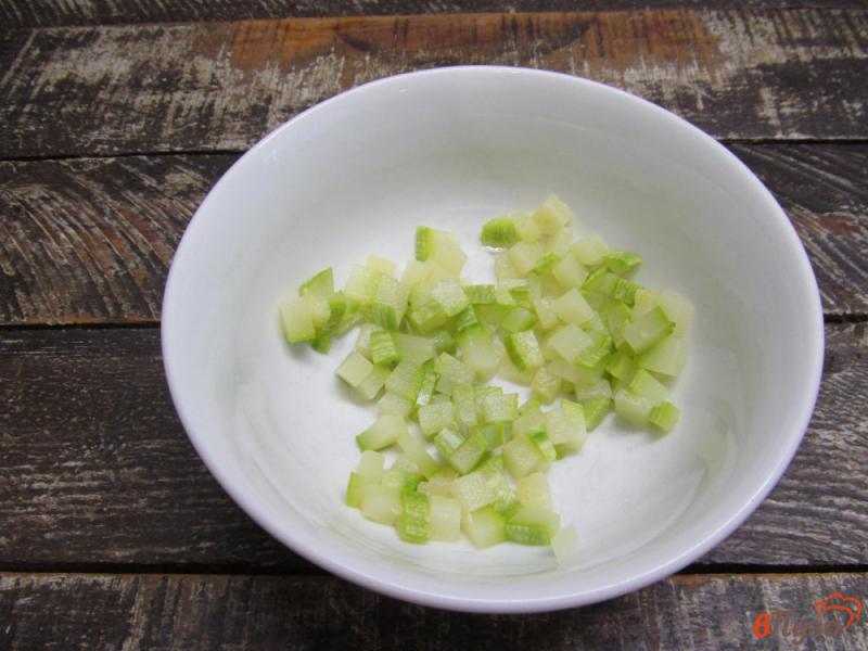 Фото приготовление рецепта: Крабовый салат с огурцом и кабачком шаг №1