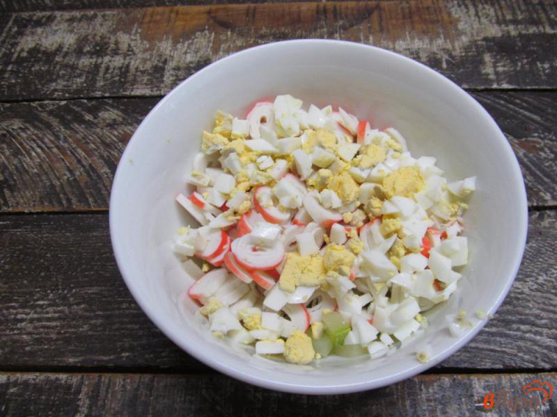 Фото приготовление рецепта: Крабовый салат с огурцом и кабачком шаг №3