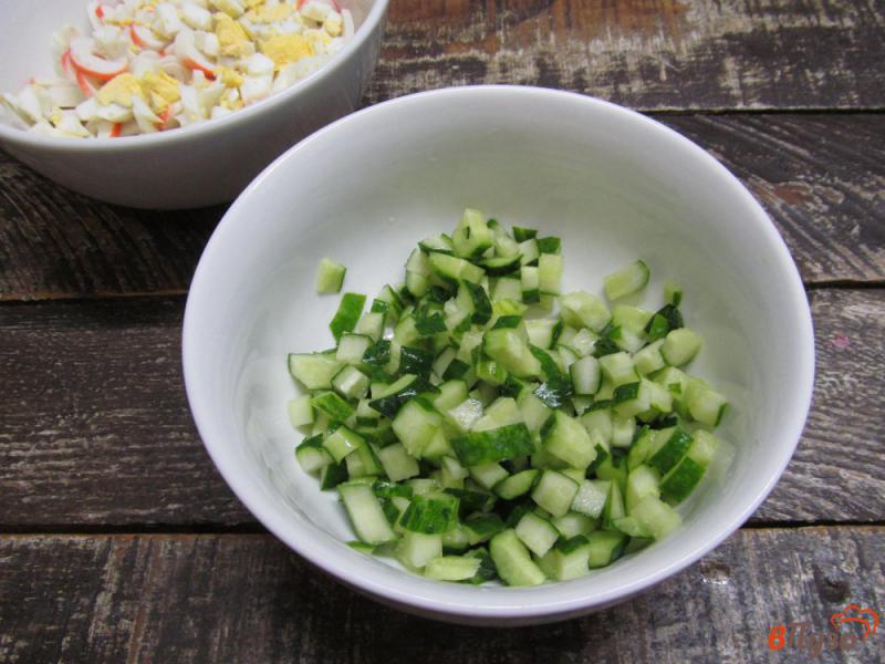 Фото приготовление рецепта: Крабовый салат с огурцом и кабачком шаг №4