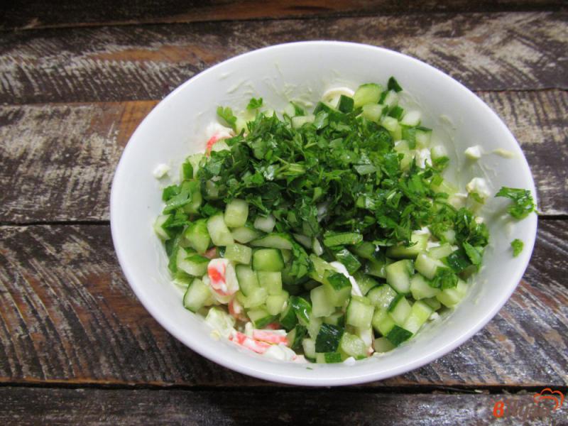 Фото приготовление рецепта: Крабовый салат с огурцом и кабачком шаг №5