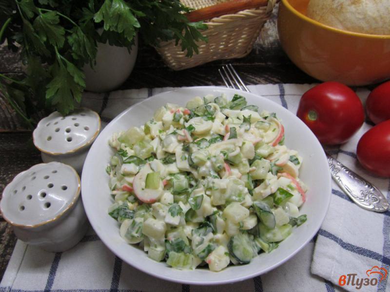Фото приготовление рецепта: Крабовый салат с огурцом и кабачком шаг №6