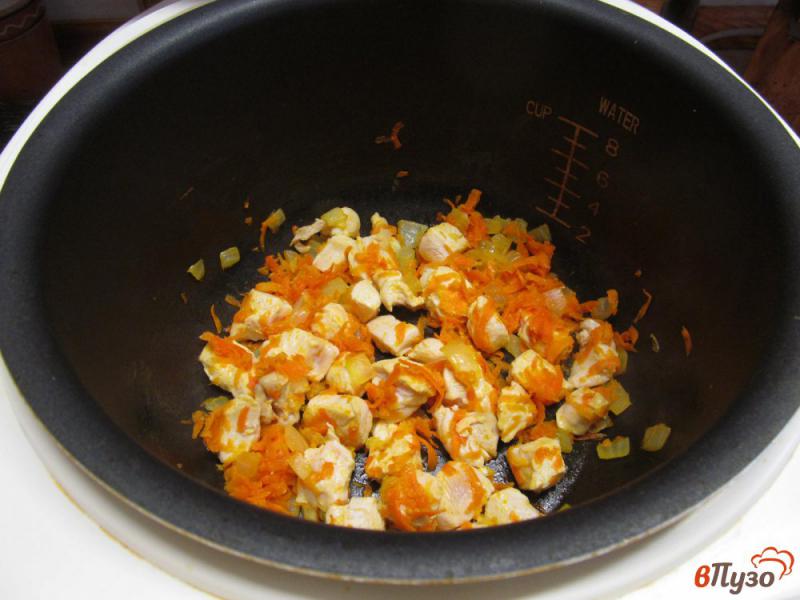 Фото приготовление рецепта: Куриное филе с перловкой крупой в мультиварке шаг №3