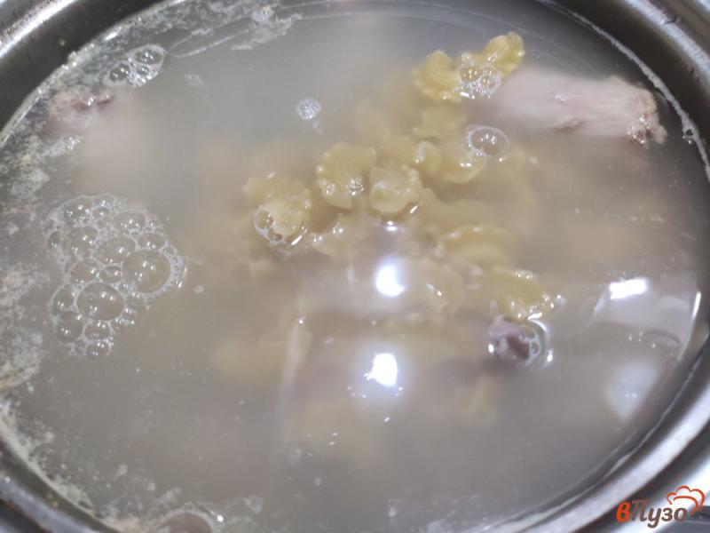 Фото приготовление рецепта: Суп с индюшиными шеями шаг №4