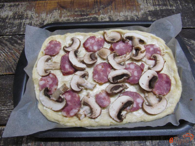Фото приготовление рецепта: Пицца с грибами и тремя сырами шаг №4