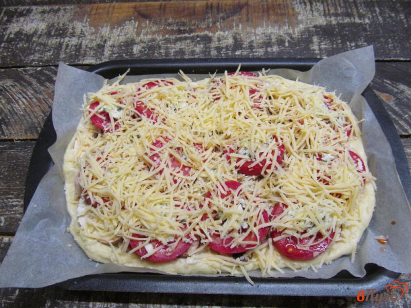 Фото приготовление рецепта: Пицца с грибами и тремя сырами шаг №6