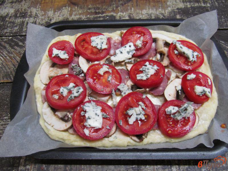 Фото приготовление рецепта: Пицца с грибами и тремя сырами шаг №5