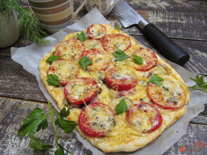 Фото приготовление рецепта: Пицца с грибами и тремя сырами шаг №7