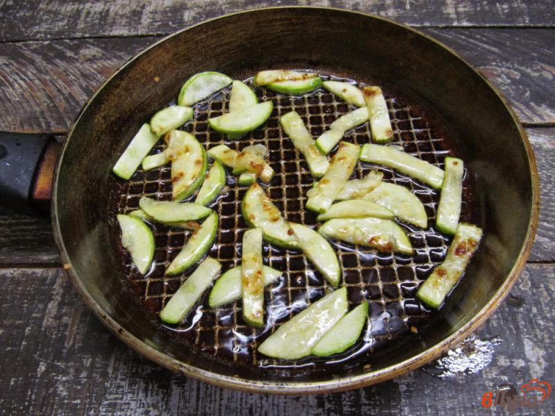 Фото приготовление рецепта: Салат из жареных овощей шаг №2