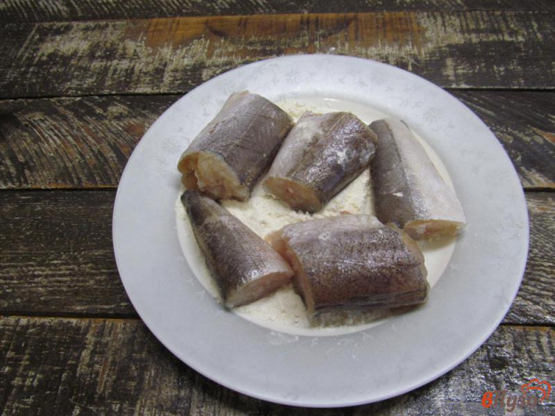 Фото приготовление рецепта: Тушеный хек в сметанном соусе с цветной капустой шаг №1