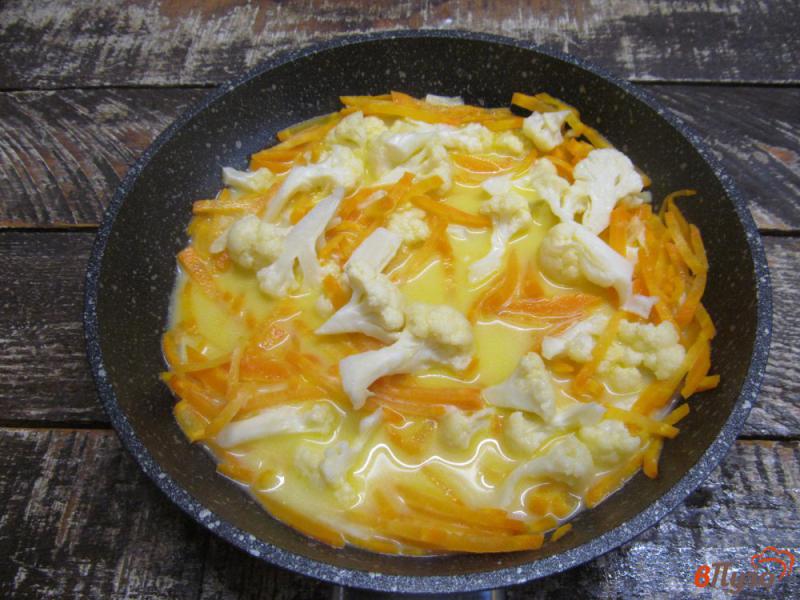 Фото приготовление рецепта: Тушеный хек в сметанном соусе с цветной капустой шаг №5