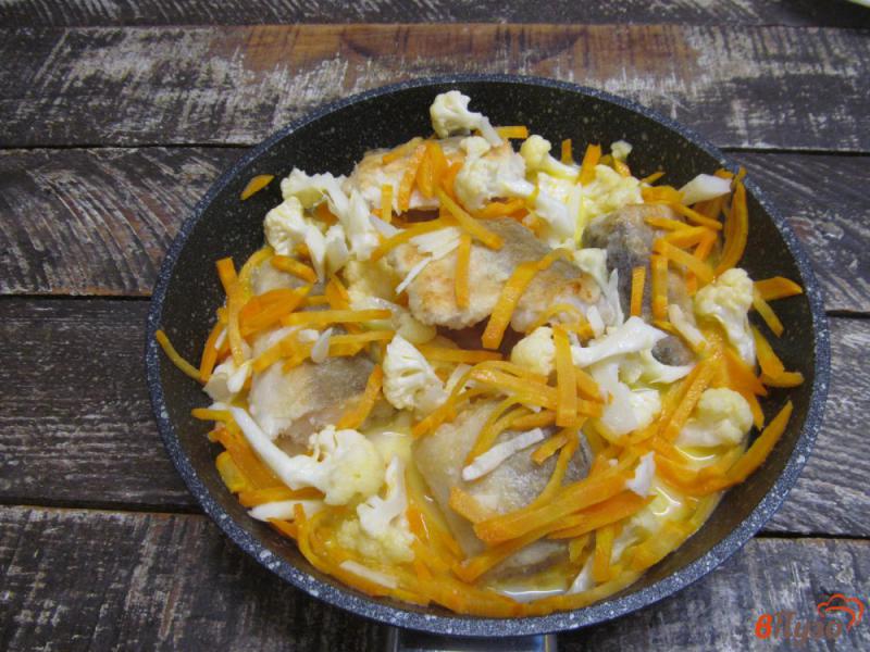 Фото приготовление рецепта: Тушеный хек в сметанном соусе с цветной капустой шаг №6