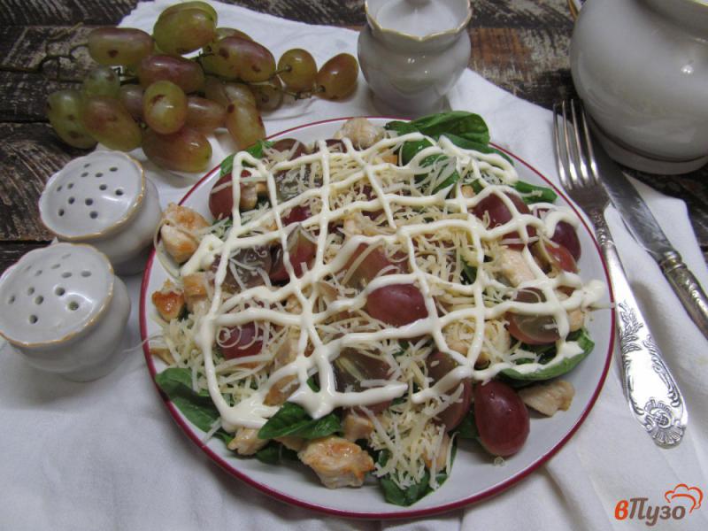 Фото приготовление рецепта: Виноградный салат с курицей шаг №4