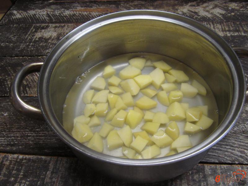 Фото приготовление рецепта: Капустный суп с фаршем и сыром шаг №4