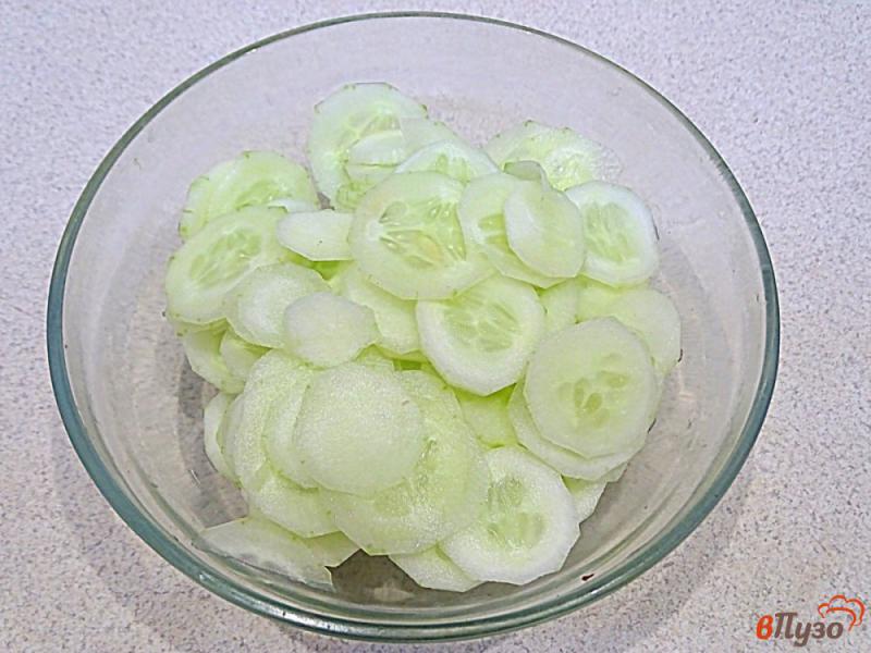 Фото приготовление рецепта: Салат из свежих огурцов чеснока и зелени шаг №2
