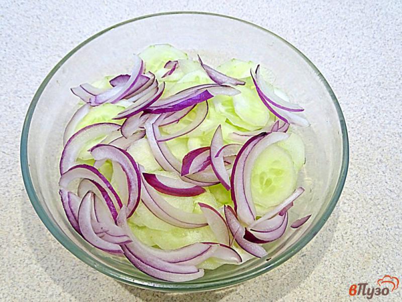 Фото приготовление рецепта: Салат из свежих огурцов чеснока и зелени шаг №3