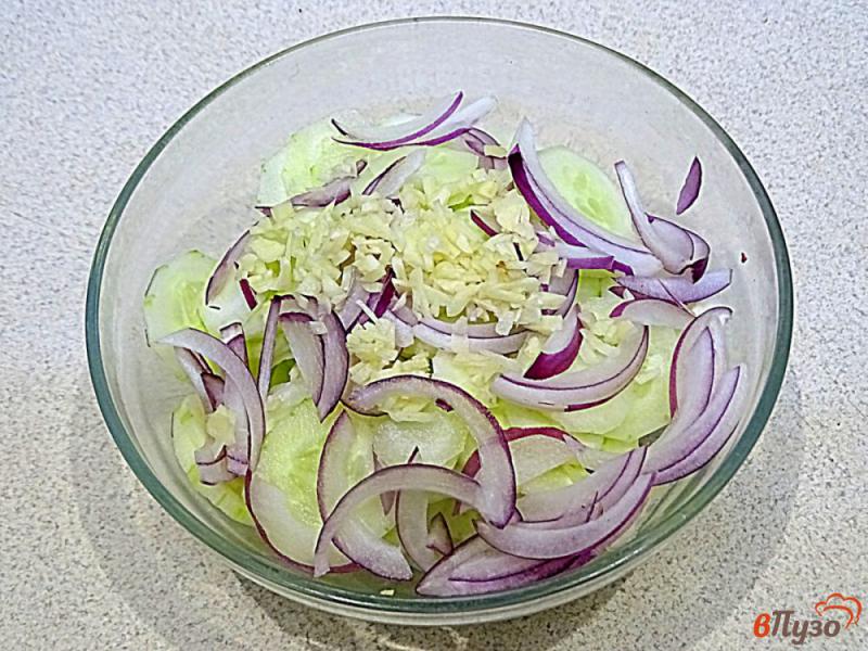 Фото приготовление рецепта: Салат из свежих огурцов чеснока и зелени шаг №4