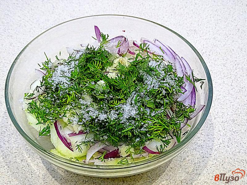 Фото приготовление рецепта: Салат из свежих огурцов чеснока и зелени шаг №5
