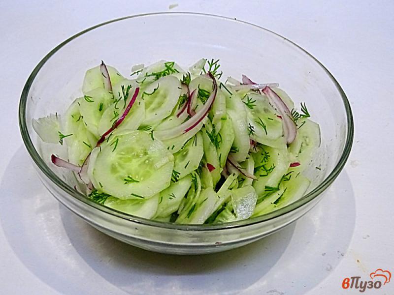 Фото приготовление рецепта: Салат из свежих огурцов чеснока и зелени шаг №6