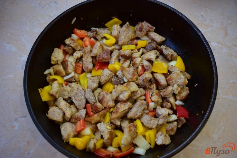 Фото приготовление рецепта: Свинина с овощами на сковороде шаг №3