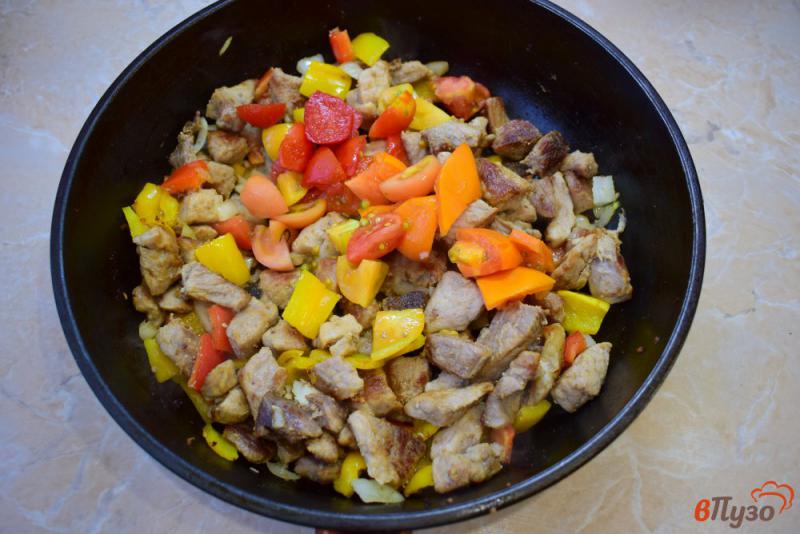 Фото приготовление рецепта: Свинина с овощами на сковороде шаг №4