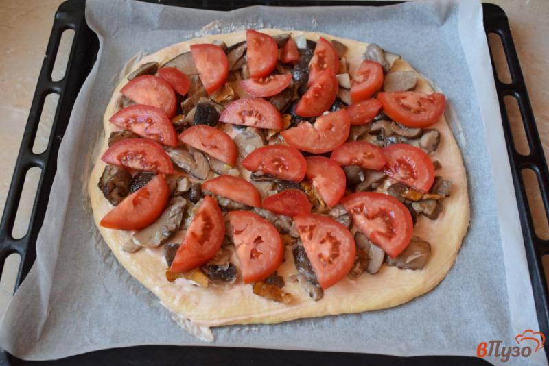 Фото приготовление рецепта: Пицца с лесными грибами шаг №5