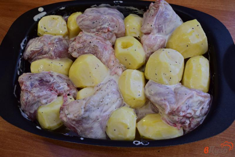 Фото приготовление рецепта: Крольчатина с картошкой в духовке шаг №4