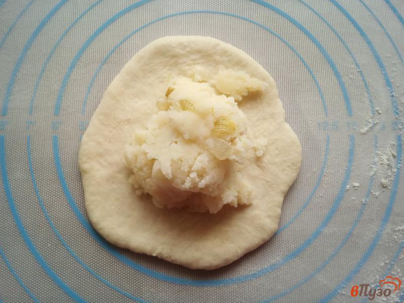Фото приготовление рецепта: Пирожки с картофелем на кефирном тесте шаг №7