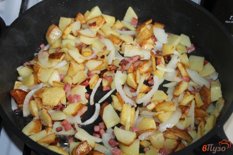 Фото приготовление рецепта: Картофель по - домашнему с луком и колбасой шаг №4