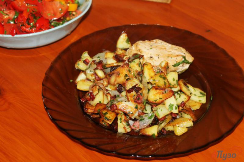 Фото приготовление рецепта: Картофель по - домашнему с луком и колбасой шаг №5