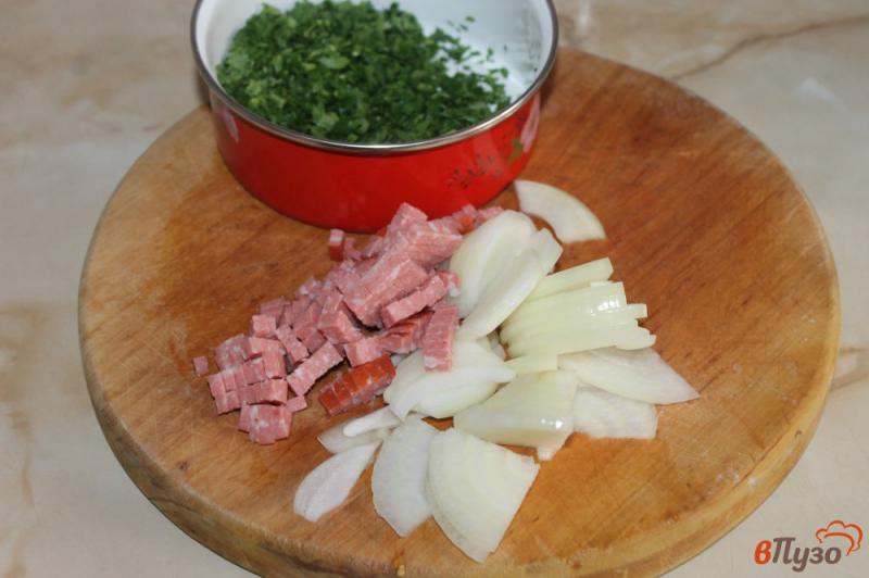 Фото приготовление рецепта: Картофель по - домашнему с луком и колбасой шаг №3
