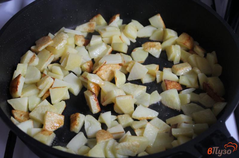 Фото приготовление рецепта: Картофель по - домашнему с луком и колбасой шаг №2