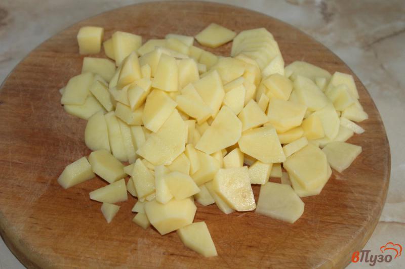 Фото приготовление рецепта: Картофель по - домашнему с луком и колбасой шаг №1