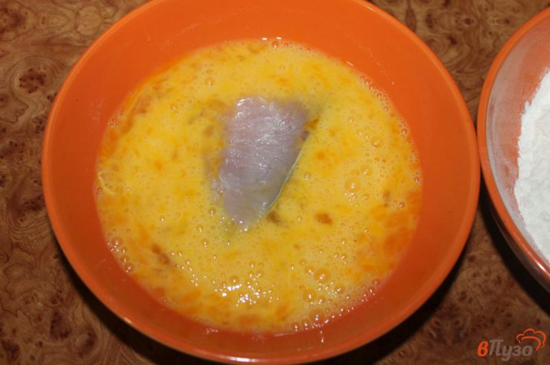 Фото приготовление рецепта: Жареный толстолобик в яичном кляре шаг №4