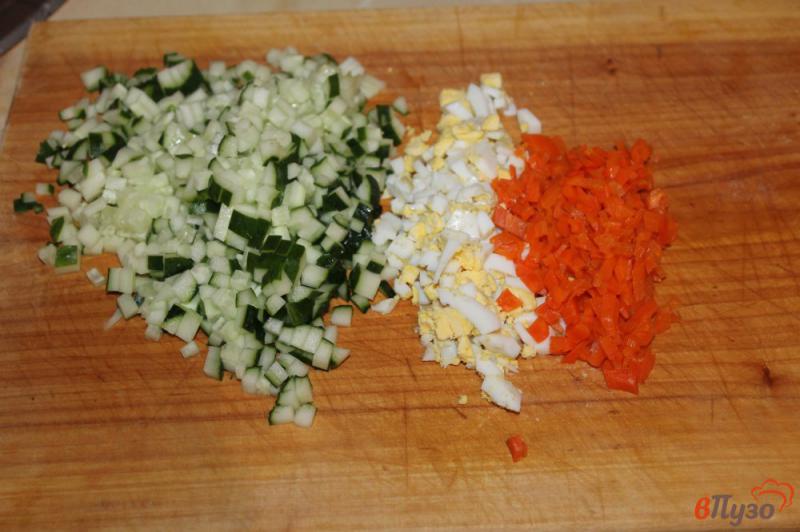 Фото приготовление рецепта: Окрошка с морковью и копченой колбасой шаг №1